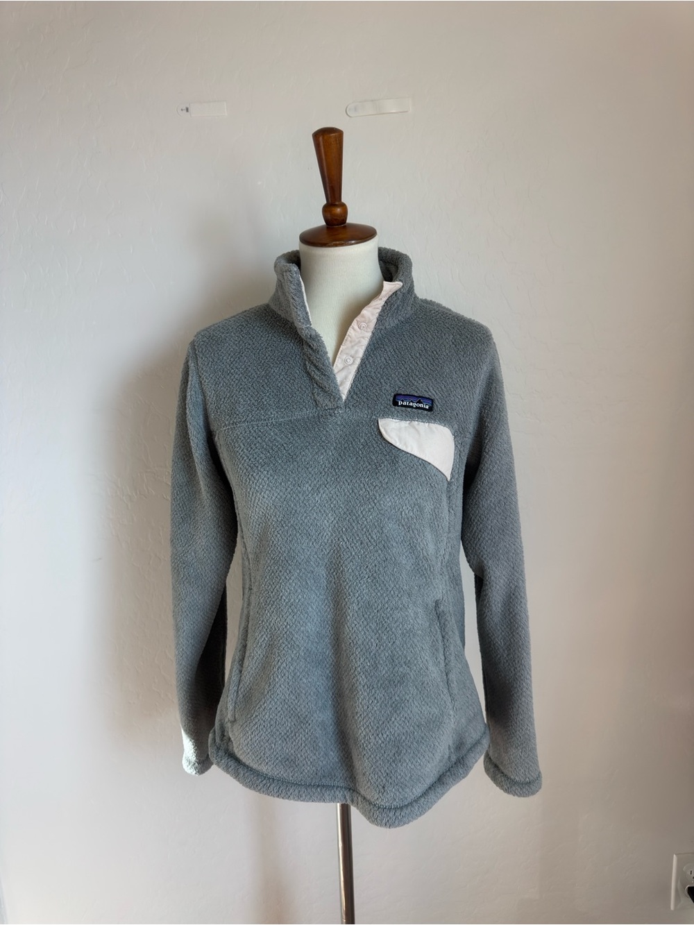 Patagonia Women's Medium
Lightweight Synchilla Snap-T
Fleece Gray Pullover